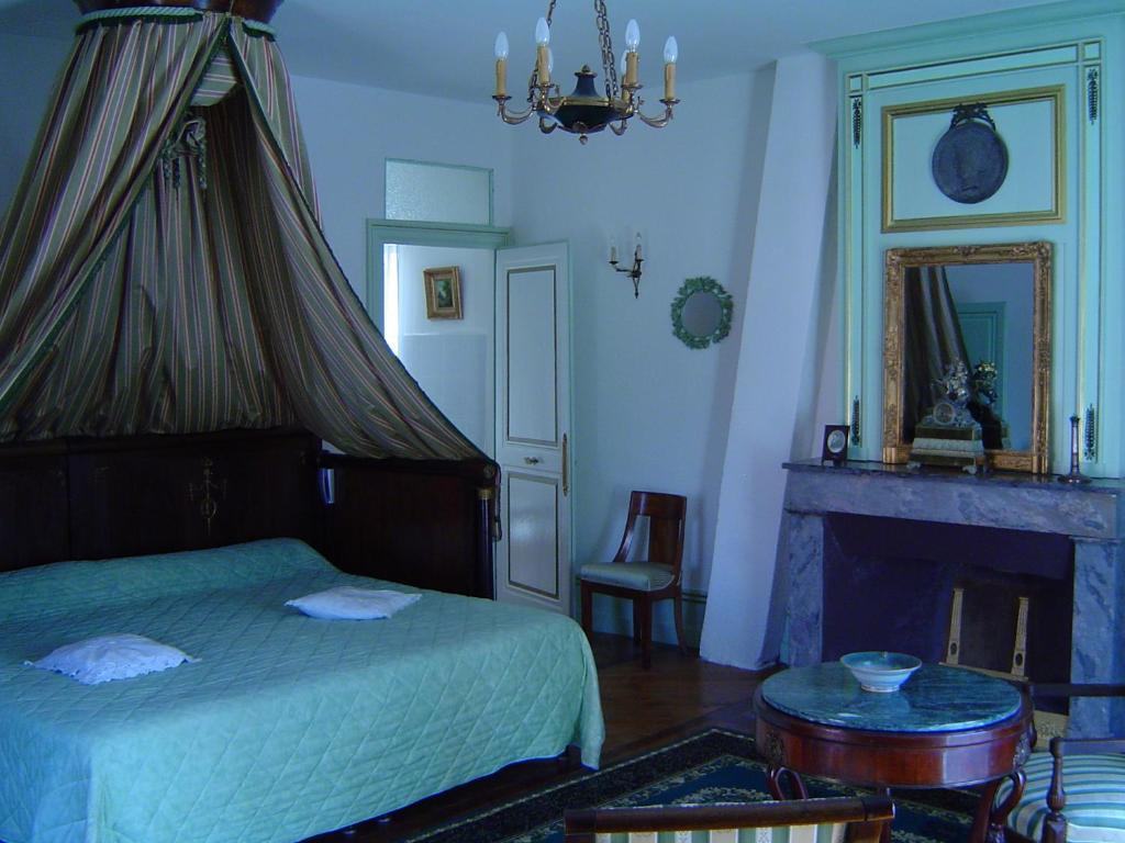 Chateau De La Chapelle Des Bois Fleurie Habitación foto