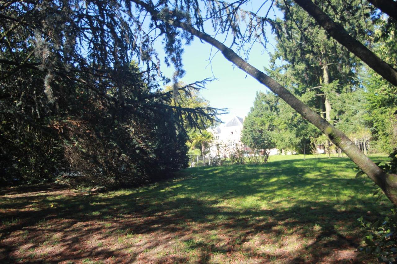 Chateau De La Chapelle Des Bois Fleurie Habitación foto